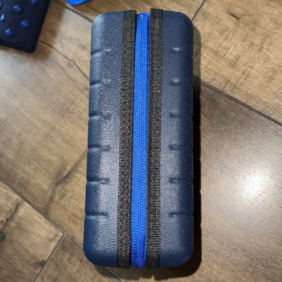 Away Mini Hard Case Luggage Amenity Kit x United Airlines Navy Blue Pouch - Picture 3 of 5